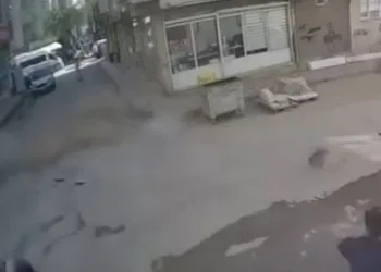 Kontrollü bina yıkımında facianın eşiğinden dönüldü: Mahsur kalan 8 kişi kurtarıldı