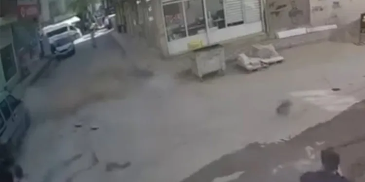 Kontrollü bina yıkımında facianın eşiğinden dönüldü: Mahsur kalan 8 kişi kurtarıldı