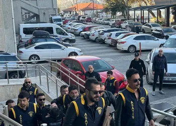 Manavgat’ta kamyonet ile otomobil çarpıştı: 2 yaralı