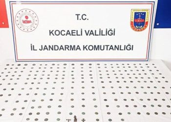 Durdurulan araçta tarihi eser niteliğinde obje ve sikkeler bulundu