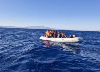 Kameralara aldırış etmeden iki elektrikli bisiklet çaldı