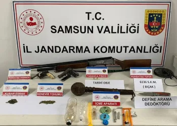 Jandarma şüpheli araçta silah ve uyuşturucu ele geçirdi: 5 gözaltı