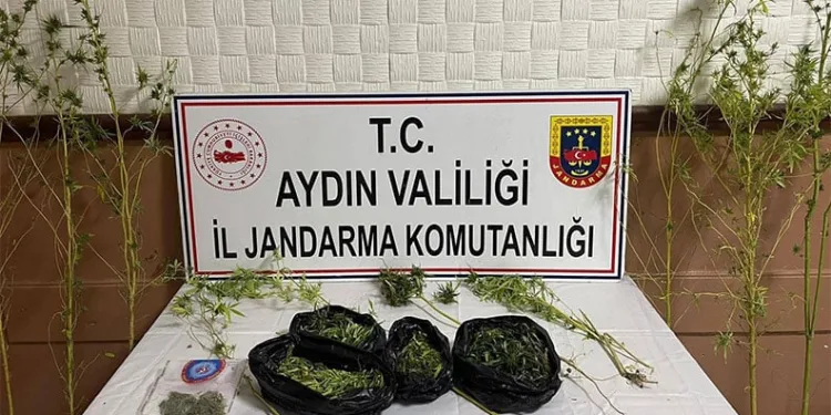 Jandarma şüpheli araçta silah ve uyuşturucu ele geçirdi: 5 gözaltı