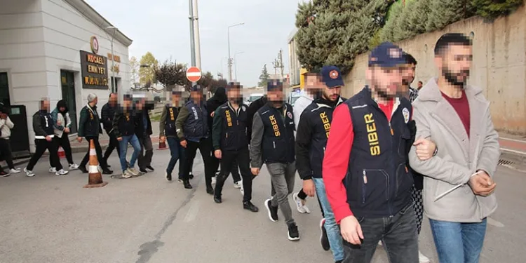 Batman’da 23 yıl hapis cezası olan firari yakalanarak tekrar cezaevine teslim edildi