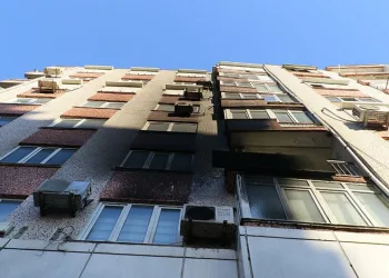 Otomobil kazılan çukura düştü