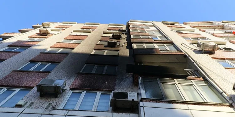 Otomobil kazılan çukura düştü