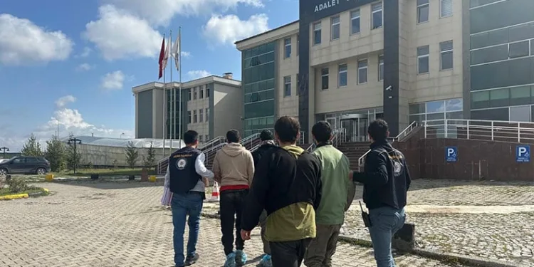 Samsun’da silah operasyonunda gözaltına alınan 4 kişi adliyeye sevk edildi