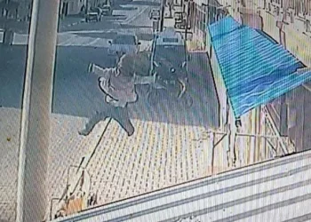 Otomobil kazılan çukura düştü