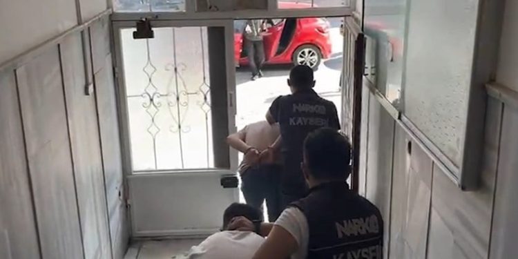 Torbacılara operasyon: 2 gözaltı