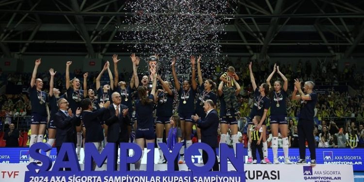 Fenerbahçe Kadın Voleybol Takımı, şampiyonluk kupasını kaldırdı
