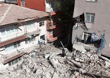 Kontrollü bina yıkımında facianın eşiğinden dönüldü: Mahsur kalan 8 kişi kurtarıldı