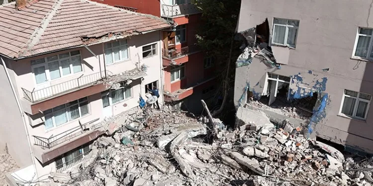 Kontrollü bina yıkımında facianın eşiğinden dönüldü: Mahsur kalan 8 kişi kurtarıldı