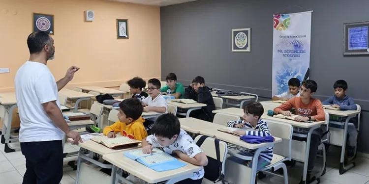 Depremzede anne, iyilik için sürüyor