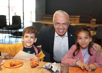 Atıklar, kadınların ellerinde rengarenk çantalara dönüştü