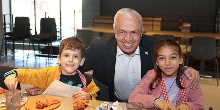 Atıklar, kadınların ellerinde rengarenk çantalara dönüştü