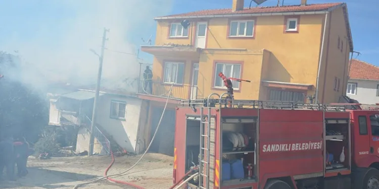 Virajı alamayan otomobil karşı yöndeki araçla kafa kafaya çarpıştı, sıkışan yaralıları itfaiye kurtardı