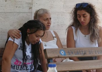 Tır refüje düştü, patatesler yola saçıldı: 1 yaralı