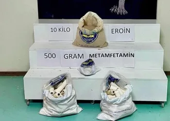 Kameralara aldırış etmeden iki elektrikli bisiklet çaldı