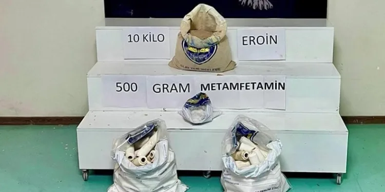 Kameralara aldırış etmeden iki elektrikli bisiklet çaldı