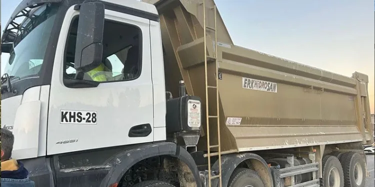 Otomobil kazılan çukura düştü