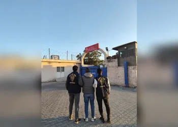 Manavgat’ta kamyonet ile otomobil çarpıştı: 2 yaralı