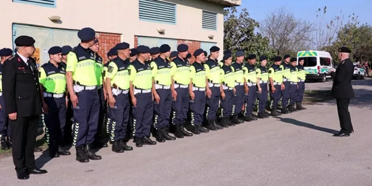 Jandarma şüpheli araçta silah ve uyuşturucu ele geçirdi: 5 gözaltı