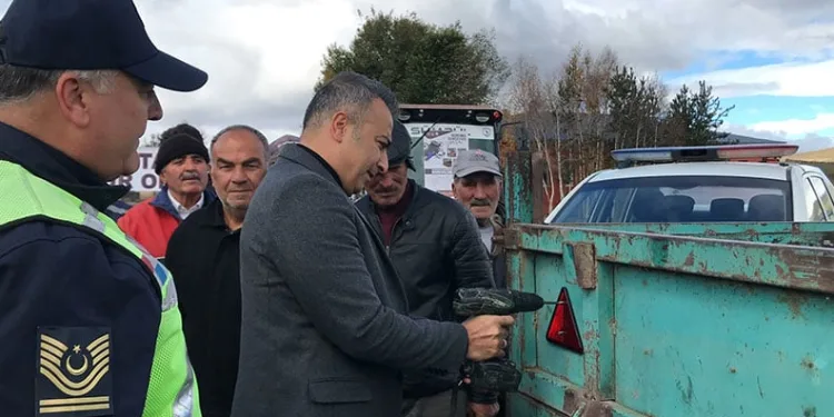 Kameralara aldırış etmeden iki elektrikli bisiklet çaldı