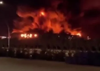 Otomobil kazılan çukura düştü