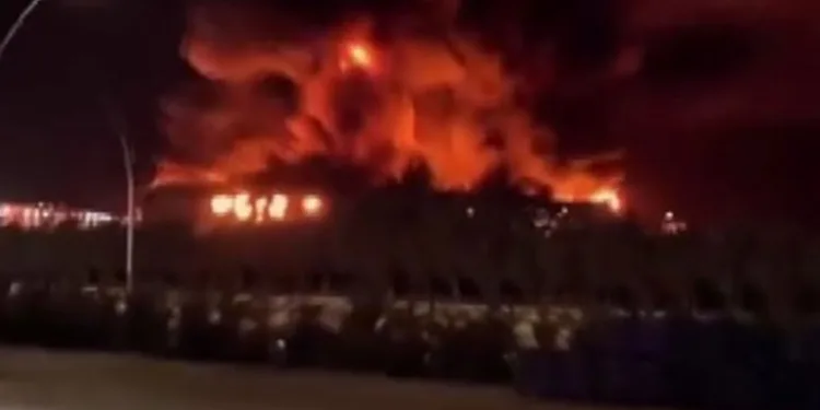 Otomobil kazılan çukura düştü