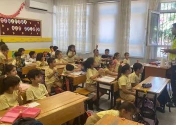 Otomobil kazılan çukura düştü