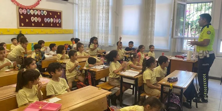 Otomobil kazılan çukura düştü