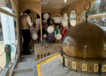 Virajı alamayan otomobil karşı yöndeki araçla kafa kafaya çarpıştı, sıkışan yaralıları itfaiye kurtardı