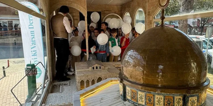 Virajı alamayan otomobil karşı yöndeki araçla kafa kafaya çarpıştı, sıkışan yaralıları itfaiye kurtardı