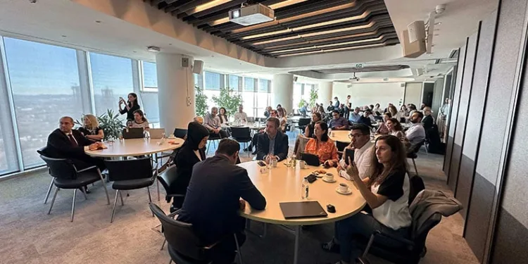 Depremzede anne, iyilik için sürüyor