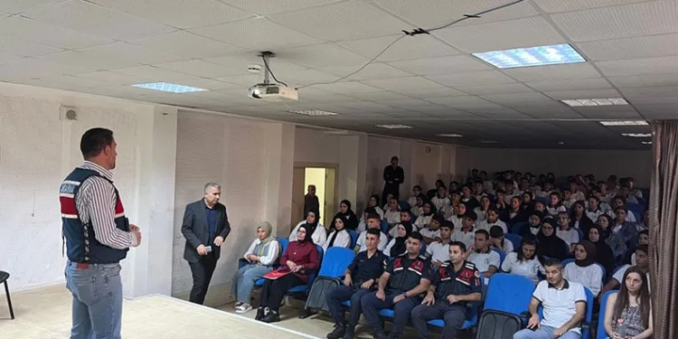 Jandarmadan öğrencilere siber farkındalık ve bilinçlendirme eğitimi