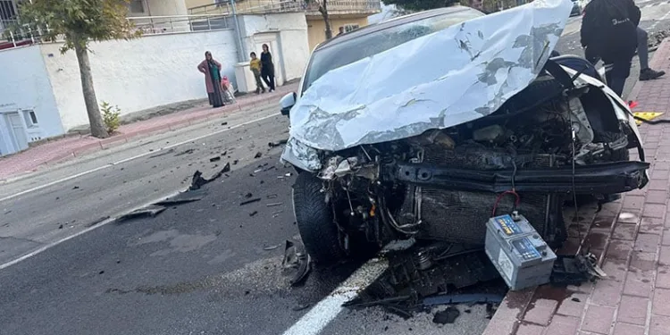 Virajı alamayan otomobil karşı yöndeki araçla kafa kafaya çarpıştı, sıkışan yaralıları itfaiye kurtardı