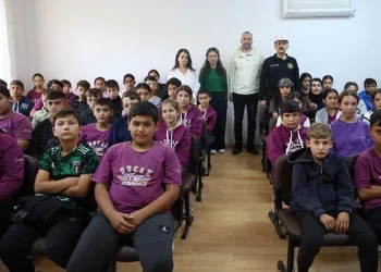 Kameralara aldırış etmeden iki elektrikli bisiklet çaldı