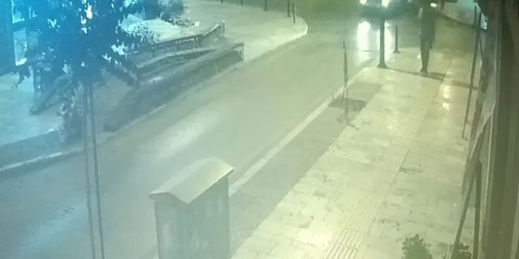 Otomobil kazılan çukura düştü