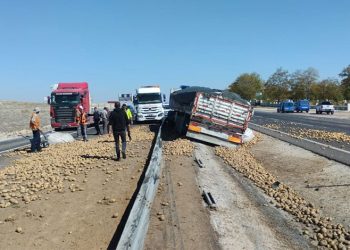 Tır refüje düştü, patatesler yola saçıldı: 1 yaralı