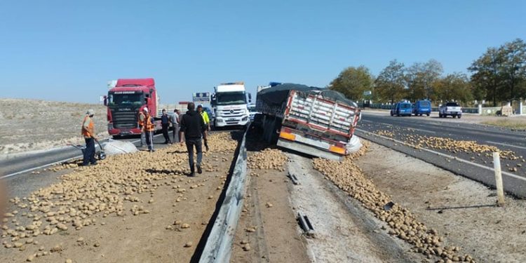Tır refüje düştü, patatesler yola saçıldı: 1 yaralı