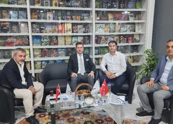 Depremzede anne, iyilik için sürüyor