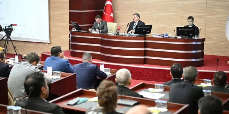 Adana’da zirveye kar yağdı, elma hasadı erken yapıldı