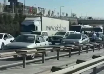 Virajı alamayan otomobil karşı yöndeki araçla kafa kafaya çarpıştı, sıkışan yaralıları itfaiye kurtardı