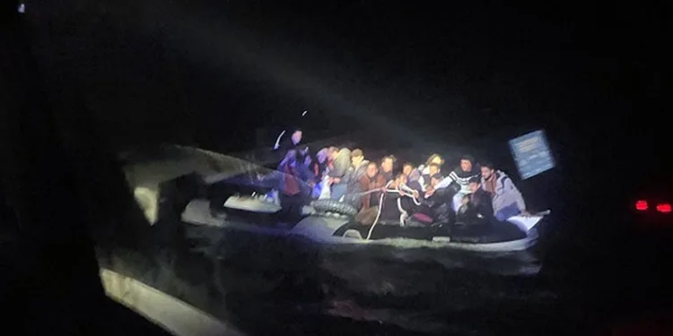 Kameralara aldırış etmeden iki elektrikli bisiklet çaldı