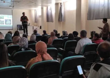 Otomobil kazılan çukura düştü