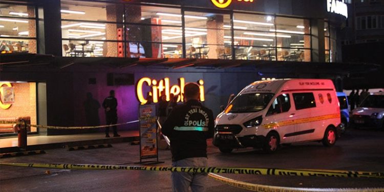 Ankara’da eğlence merkezinde bir kişi görüştüğü kadını öldürdükten sonra kendini vurdu