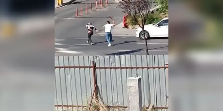 Başakşehir’de cadde ortasında alacak verecek kavgası