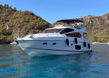 Kameralara aldırış etmeden iki elektrikli bisiklet çaldı