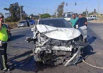 Otomobil kazılan çukura düştü