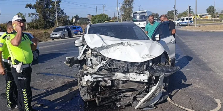 Otomobil kazılan çukura düştü